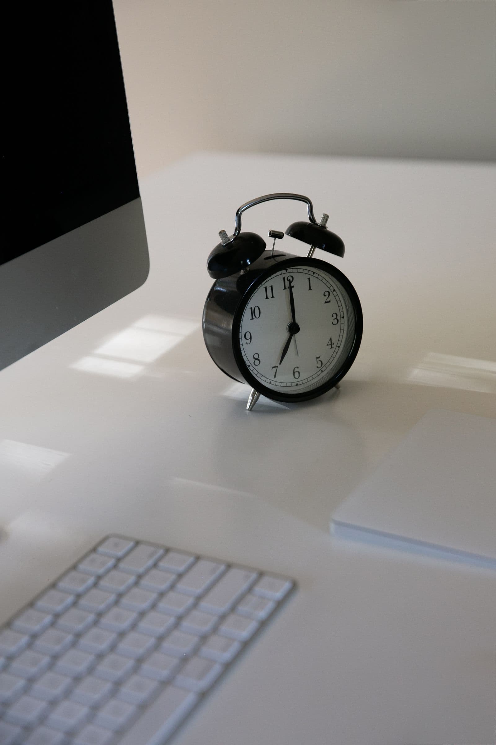 Réveil posé sur un bureau