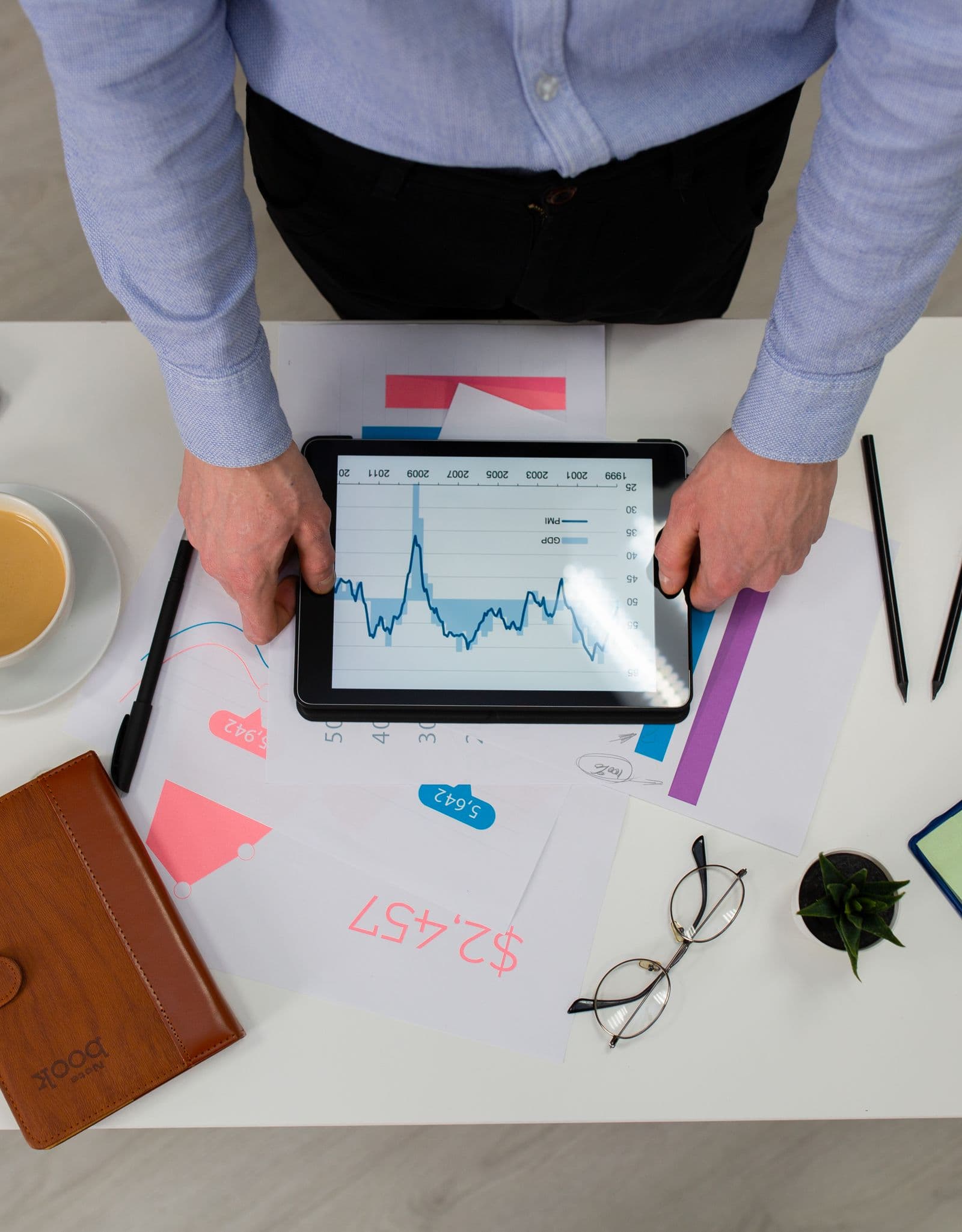 Personne consultant un graphique de trésorerie sur une tablette